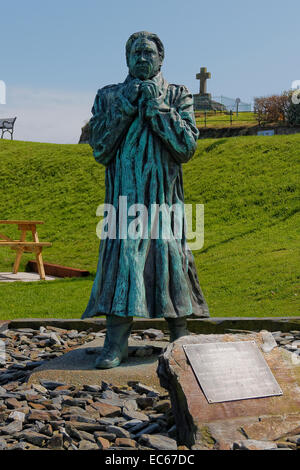 Une statue de Sir William Hillary, fondateur de la RNLI, sur la tête de Douglas dans l'île de Man. Banque D'Images