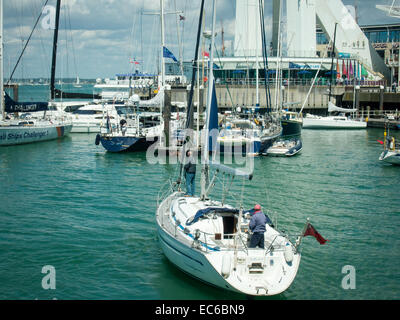 Un yacht se prépare à quai à GUNWHARF QUAYS, Portsmouth, Angleterre Banque D'Images