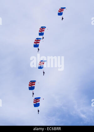 Les membres de l'équipe de démonstration de parachutisme Falcons RAF Banque D'Images