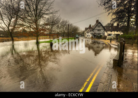 La rivière en crue à Eynesford Darent. en hiver. Banque D'Images