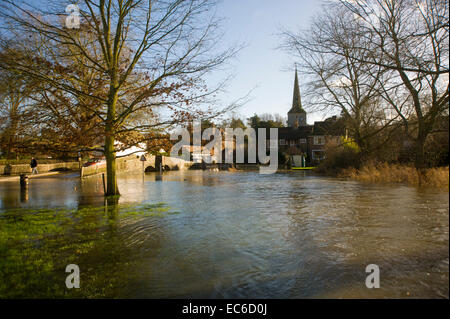 La rivière en crue à Eynesford Darent. en hiver. Banque D'Images