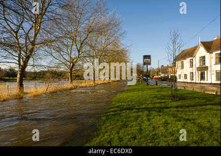 La rivière en crue à Eynesford Darent. en hiver. Banque D'Images