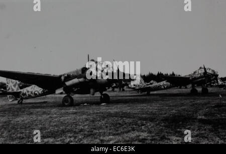 Cette photographie tirée de l'album Charles Daniels German Aircraft présente un Junkers Ju 88, un bombardier allemand polyvalent utilisé pendant la seconde Guerre mondiale. Le Ju 88 était connu pour son rôle dans les missions de bombardement et comme chasseur de nuit. Banque D'Images