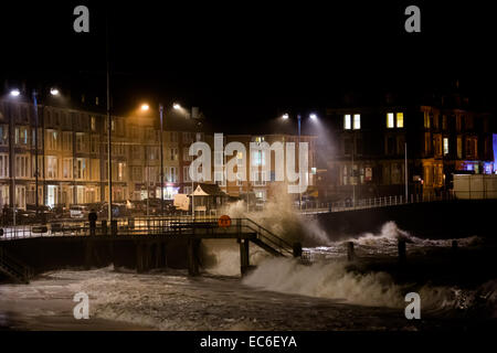 Aberystwyth, Pays de Galles, Royaume-Uni. 9 Décembre, 2014. Météo France : la marée haute à Aberystwyth, et la mer commence à batter la promenade que le vent commence à Gust. La côte galloise est en état d'alerte qu'à l'augmentation des vents forts sont attendus à partir de demain. Credit : atgof.co/Alamy Live News Banque D'Images