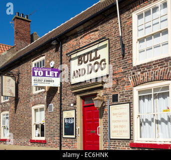 Soit par le signe sur village pub à Greatham près de Hartlepool, Angleterre du Nord-Est. UK Banque D'Images