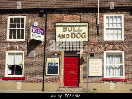 Soit par le signe sur village pub à Greatham près de Hartlepool, Angleterre du Nord-Est. UK Banque D'Images