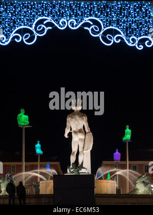 Vue de nuit sur la statue d'Apollon et de la fontaine de la Place Massena à Nice Banque D'Images