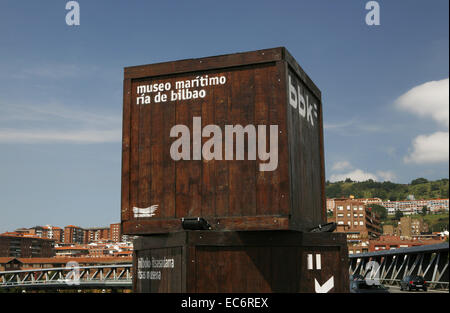 Contenants promotionnels pour le musée maritime de Bilbao, capitale de la province de Biscaye pays basque espagne europe Banque D'Images
