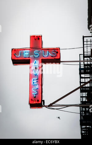 Jésus sauve un signe dans l'East Village de New York. Banque D'Images