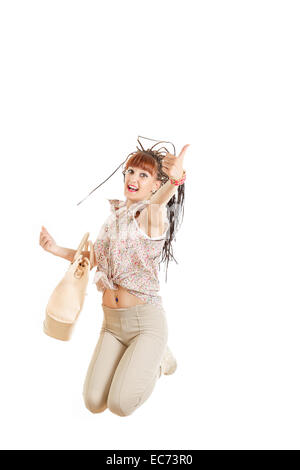 Femme ou fille sautant avec sac femme avec thumb up de joie heureux isolé sur fond blanc , la mode casual woman jumping Banque D'Images