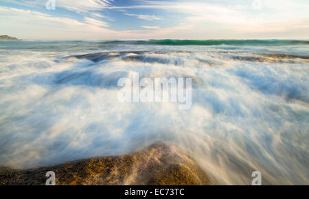 Les vagues de l'océan Pacifique à Johanna Beach, Victoria, Australie Banque D'Images