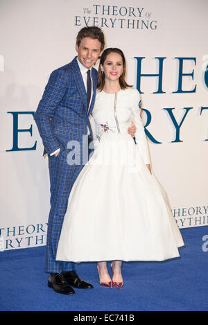 Londres, Royaume-Uni. 09Th Dec, 2014. Felicity Jones et Eddie Redmayne assiste à la première mondiale de la Grande-Bretagne la théorie de tout le 09/12/2014 à l'odeon Leicester Square, Londres. Credit : Julie Edwards/Alamy Live News Banque D'Images