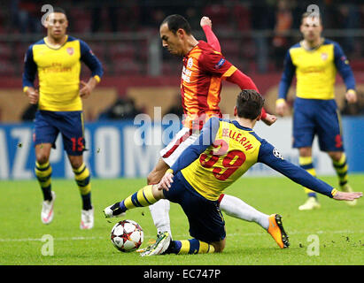 Istanbul, Turquie. 9Th Mar, 2014. Umut Bulut de Galatasary (Haut) le dispute à l'Arsenal Hector Bellerin au cours de l'UEFA Champions League GROUPE D match de football au stade Ali Sami Yen d'Istanbul, Turquie, le 9 décembre 2014. Arsenal a gagné 4-1. © Lu Zhe/Xinhua/Alamy Live News Banque D'Images