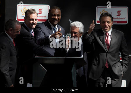 La ville de Mexico, Mexique. 9Th Mar, 2014. La Confédération des Etats d'Amérique du Nord, Amérique Centrale et Caraïbes de Football Association (Président de la CONCACAF) Jeffrey Webb (2L) et le président de la Fédération mexicaine de Football et vice-président de la CONCACAF Justino Compean (2e R) geste lors d'une conférence de presse pour annoncer l'alliance avec le nouveau sponsor de l'équipe dans tous ses tournois, 'Scotiabank', dans la ville de Mexico, capitale du Mexique, le 9 décembre 2014. © Alejandro Ayala/Xinhua/Alamy Live News Banque D'Images