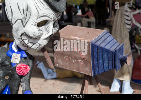 La Calaca avec un cigare qui se fait passer pour un photographe à dia de los muertos, une célébration en l'honneur des morts, à Queretaro, Mexique Banque D'Images