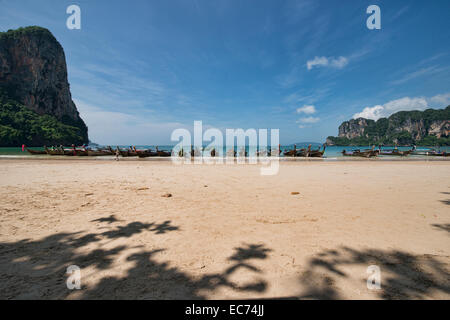 Bateaux Longtail sur West Railay Beach, Krabi, Thaïlande Banque D'Images