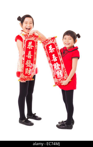 Les petites filles asiatiques montrant couplets pour happy chinese new year Banque D'Images