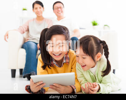 Happy little girls using tablet computer Banque D'Images