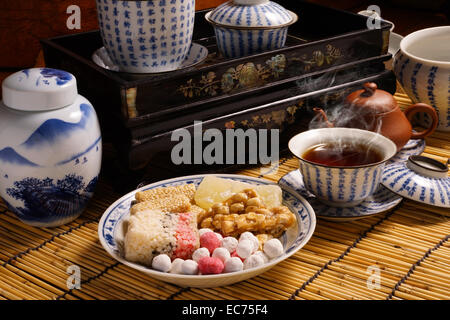 Snack traditionnel avec du thé chinois Banque D'Images