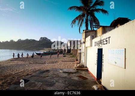 Filet de pêche pêcheurs tirant hors de l'océan sur la plage à l'aube à Trincomalee, Sri Lanka Banque D'Images