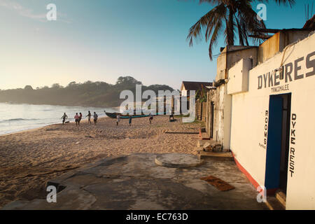 Filet de pêche pêcheurs tirant hors de l'océan sur la plage à l'aube à Trincomalee, Sri Lanka Banque D'Images