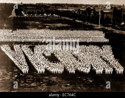 "Victoire" écrit par les hommes à l'entraînement à la station d'entraînement de la marine des Grands Lacs, Grands Lacs, Ill. Ca. 1917-1918. Banque D'Images