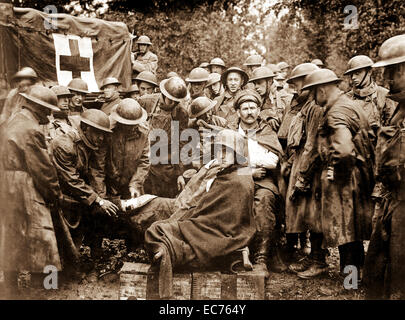 Des prisonniers allemands blessés de recevoir des soins médicaux au poste de secours de 103e et 104e Compagnies d'ambulance. Deuxième ligne allemande tranchée. Le 12 septembre 1918. Pvt. J. M. Liles. (Armée) Banque D'Images