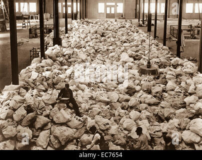 De petites portions de la courrier de Noël qui est en train d'être triés au Pier 86, Rivière du Nord, N.Y.C., pour l'American Expeditionary Forces. Le mail provient de toutes les régions du pays. Le 20 novembre 1918. Le lieutenant George Lyon. Banque D'Images