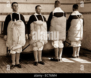 Recrues avec leur matelas lié à eux pour servir de gilets. Photo prise à la station d'entraînement naval de Newport, Rhode Island. Avril 1917. Banque D'Images