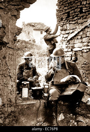 Le lieutenant-colonel R. D. Garrett, officier en chef des transmissions, 42e Division, test d'un téléphone laissé par les Allemands dans le saillant de la retraite de Saint Mihiel. Cussy-le-Châtel, France. 19 septembre, 1918. Le Cpl. R. H. Ingleston. Banque D'Images