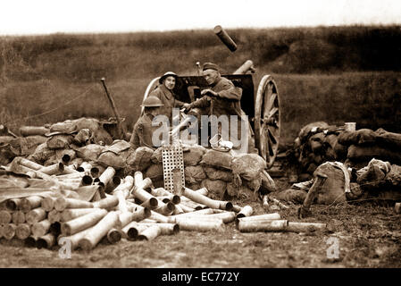 C, 6e batterie d'artillerie sur le terrain, a tiré le premier coup pour le nord sur le front de Lorraine. Cas d'un shell volant par l'air et d'un nouveau shell de glisser dans la culasse dans la même fraction de seconde. Beaumont, France. Le 12 septembre 1918. Le Sgt. J. A. Marshall. (Armée) Banque D'Images