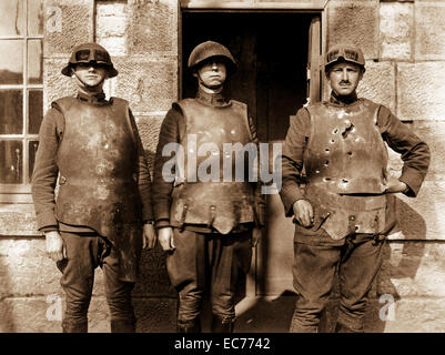 Résultat d'Ordnance Department body armor test à Fort de la Peigney, Langres, France. La pièce de l'armure de corps, poids lourd, montrant effet de pistolet, fusil et mitraillette. Ca. 1918. Banque D'Images