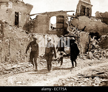 Les membres du Corps Médical de retirer les blessés de Vaux, France. 22 juillet, 1918. Banque D'Images