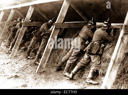 WWL allemand soldats dans leurs tranchées bien protégé sur la frontière belge montrant les hommes visant leurs fusils à leur ennemi. Banque D'Images