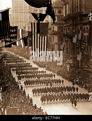 La première guerre mondiale, les marins de Pelham Bay Naval Station Formation marching down Fifth Avenue dans le quatrième prêt Liberty Parade, New York City. 1918. Banque D'Images