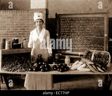 Mme Mina C. van Winkle de Newark, N. J., dans l'uniforme d'entre nous l'Administration de l'alimentation, est illustré avec des légumes cultivés sur place pour soutenir l'effort de guerre. Banque D'Images