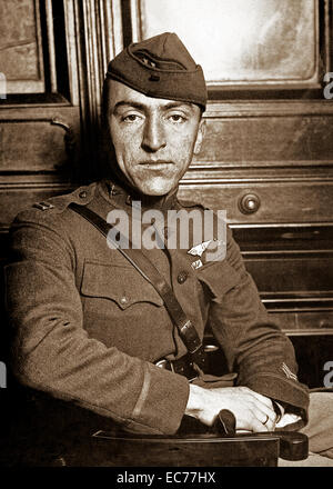 Le capitaine Eddie Rickenbacker, America's premier ' ' Ace officiellement crédité avec abattant 22 avions ennemis et a été le fier porteur de la Croix de guerre français qu'il était apparu à son arrivée à bord de l'Adriatique. Banque D'Images