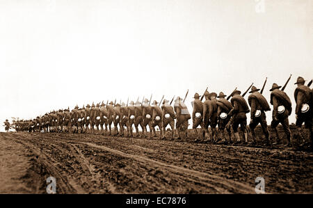 La troupe de l'Administration centrale, 27e Division de la Garde Nationale de New York, se découpant contre la brunante comme ils mars pour le camp de formation. Le 5 septembre 1917. Banque D'Images