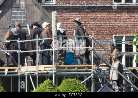 Le tournage de "Tulip Fever" commence dans une majestueuse école privée à Surrey. L'ensemble a été construit sur 2 mois avec 3 pieds de profondeur d'un canal est construit pour représenter 18e siècle, Amsterdam. Doté d''atmosphère : où : Surrey, Royaume-Uni Quand : 06 Banque D'Images