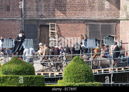 Le tournage de "Tulip Fever" commence dans une majestueuse école privée à Surrey. L'ensemble a été construit sur 2 mois avec 3 pieds de profondeur d'un canal est construit pour représenter 18e siècle, Amsterdam. Doté d''atmosphère : où : Surrey, Royaume-Uni Quand : 06 Banque D'Images