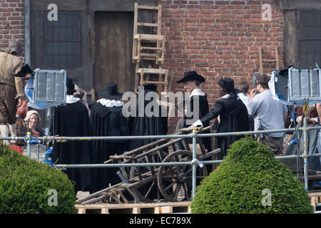 Le tournage de "Tulip Fever" commence dans une majestueuse école privée à Surrey. L'ensemble a été construit sur 2 mois avec 3 pieds de profondeur d'un canal est construit pour représenter 18e siècle, Amsterdam. Doté d''atmosphère : où : Surrey, Royaume-Uni Quand : 06 Banque D'Images