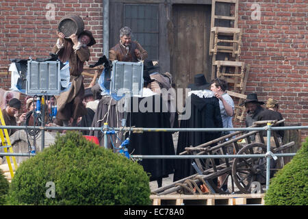 Le tournage de "Tulip Fever" commence dans une majestueuse école privée à Surrey. L'ensemble a été construit sur 2 mois avec 3 pieds de profondeur d'un canal est construit pour représenter 18e siècle, Amsterdam. Doté d''atmosphère : où : Surrey, Royaume-Uni Quand : 06 Banque D'Images