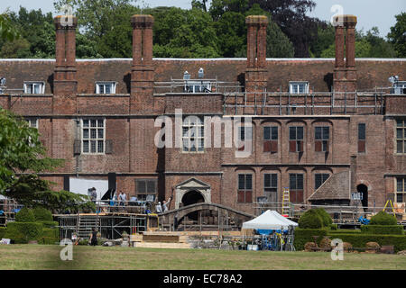 Le tournage de "Tulip Fever" commence dans une majestueuse école privée à Surrey. L'ensemble a été construit sur 2 mois avec 3 pieds de profondeur d'un canal est construit pour représenter 18e siècle, Amsterdam. Doté d''atmosphère : où : Surrey, Royaume-Uni Quand : 06 Banque D'Images