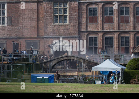 Le tournage de "Tulip Fever" commence dans une majestueuse école privée à Surrey. L'ensemble a été construit sur 2 mois avec 3 pieds de profondeur d'un canal est construit pour représenter 18e siècle, Amsterdam. Doté d''atmosphère : où : Surrey, Royaume-Uni Quand : 06 Banque D'Images