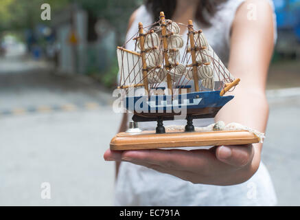 Modèle de tenir la main d'un voilier Banque D'Images