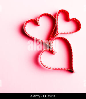 Le symbole en forme de coeur en papier pour la Saint-Valentin avec copie espace pour texte ou dessin Banque D'Images