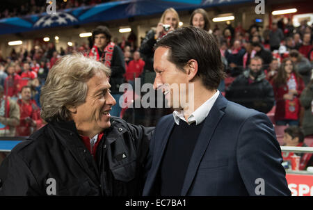 L'entraîneur de Leverkusen Roger Schmidt (R) et entraîneur-chef Jorge Jésus de SL Benfica parler à l'autre avant l'UEFA Champions League Groupe C ENTRE SL Benfica et Bayer 04 Leverkusen au stade de la Luz à Lisbonne, Portugal, 09 décembre 2014. Foto : Bernd Thissen/dpa Banque D'Images