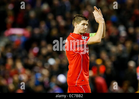 Steven Gerrard (Liverpool), 9 décembre 2014 - Football : Steven Gerrard de Liverpool applaudit les fans au coup de sifflet final au cours de la phase de groupes de la Ligue des Champions entre Liverpool et FC Bâle à Anfield de Liverpool, en Angleterre. (Photo de bla) Banque D'Images