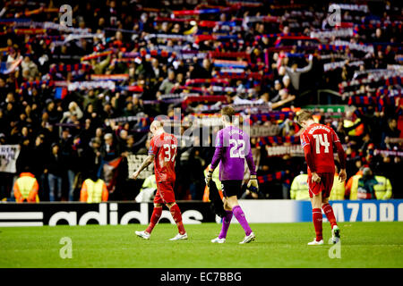 Groupe de l'équipe de Liverpool, le 9 décembre 2014 Football / Soccer - Liverpool : les joueurs à pied hors du terrain comme FC Bâle fans célèbrent leur nul 1-1 au coup de sifflet final au cours de la phase de groupes de la Ligue des Champions entre Liverpool et FC Bâle à Anfield de Liverpool, en Angleterre. (Photo de bla) Banque D'Images