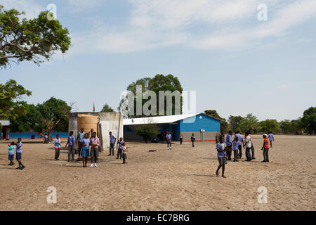 La Namibie, Kavango, 15 octobre : Heureux les enfants de l'école de Namibie en attente d'une leçon. Kavango est la région ayant la plus forte pover Banque D'Images